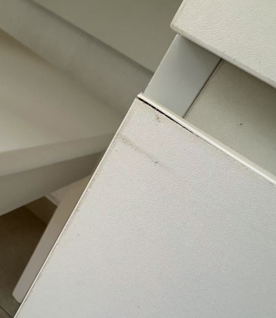 Poor-quality edge kitchen cabinet